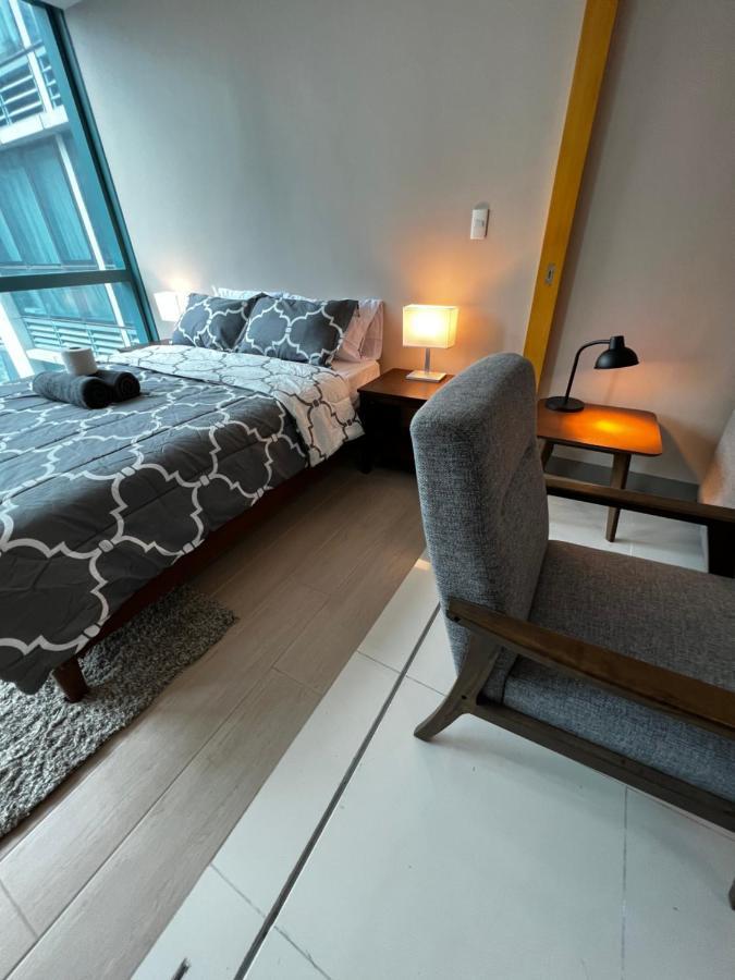 1 Bedroom Uptown Bgc Across Uptown Mall Manila Exterior foto