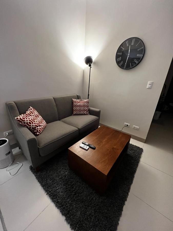 1 Bedroom Uptown Bgc Across Uptown Mall Manila Exterior foto