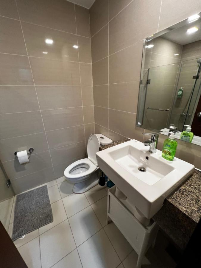 1 Bedroom Uptown Bgc Across Uptown Mall Manila Exterior foto