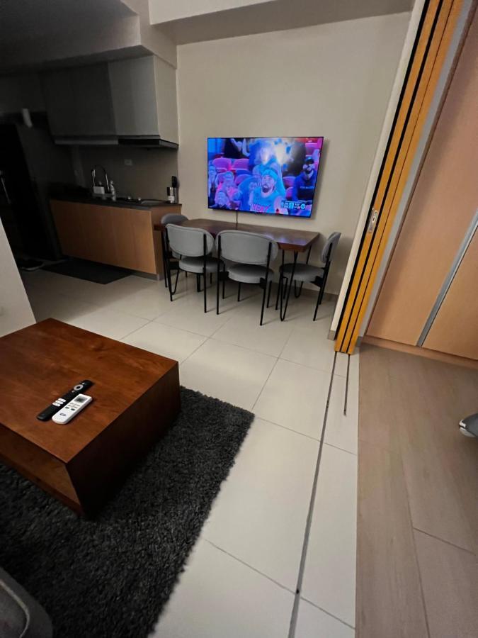 1 Bedroom Uptown Bgc Across Uptown Mall Manila Exterior foto