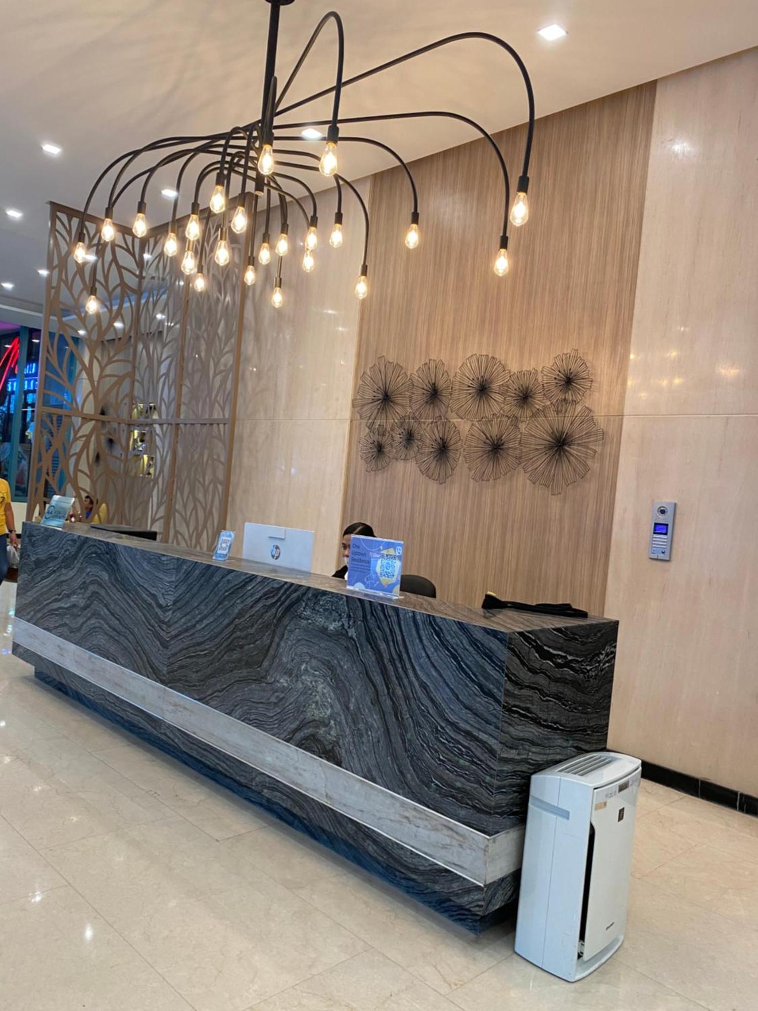 1 Bedroom Uptown Bgc Across Uptown Mall Manila Exterior foto